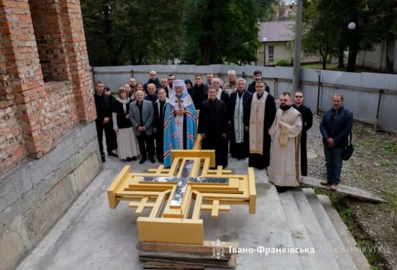 Владика Володимир освятив хрести для куполів храму святого Миколая в Івано-Франківську Владика Володимир освятив хрести для куполів храму святого Миколая в Івано-Франківську