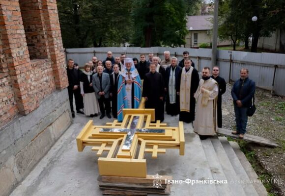 Владика Володимир освятив хрести для куполів храму святого Миколая в Івано-Франківську