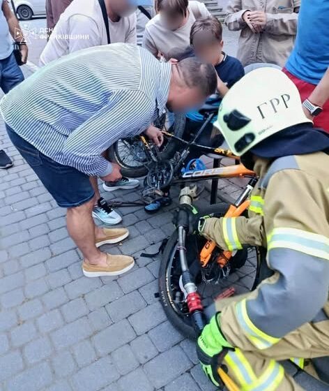 Івано-Франківські рятувальники вивільнили ногу дитини із затиснутої конструкції велосипеда Івано-Франківські рятувальники вивільнили ногу дитини із затиснутої конструкції велосипеда
