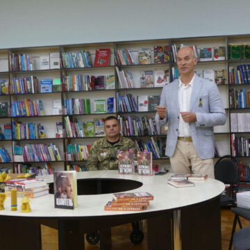 У Калуші презентували книгу про незламність українського Воїна У Калуші презентували книгу про незламність українського Воїна