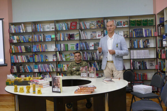 У Калуші презентували книгу про незламність українського Воїна У Калуші презентували книгу про незламність українського Воїна