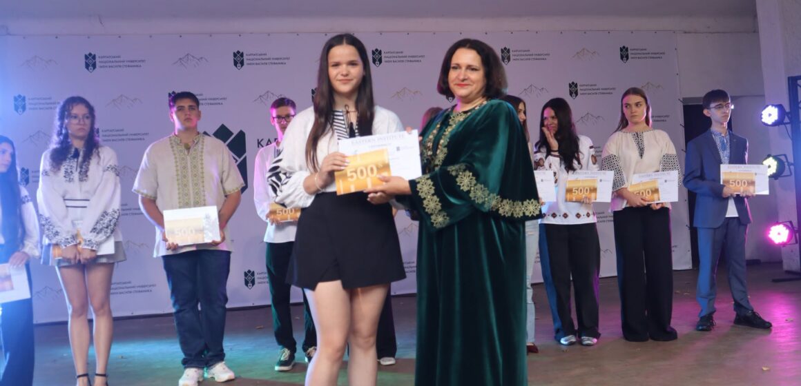 14 найкращих першокурсників Карпатського університету отримали стипендії по 500 доларів США 14 найкращих першокурсників Карпатського університету отримали стипендії по 500 доларів США
