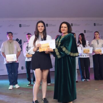 14 найкращих першокурсників Карпатського університету отримали стипендії по 500 доларів США 14 найкращих першокурсників Карпатського університету отримали стипендії по 500 доларів США