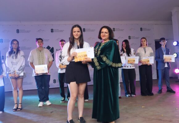 14 найкращих першокурсників Карпатського університету отримали стипендії по 500 доларів США