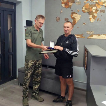 Відзнаку за мужність і жертовність вручено бійцю із Косівщини Відзнаку за мужність і жертовність вручено бійцю із Косівщини
