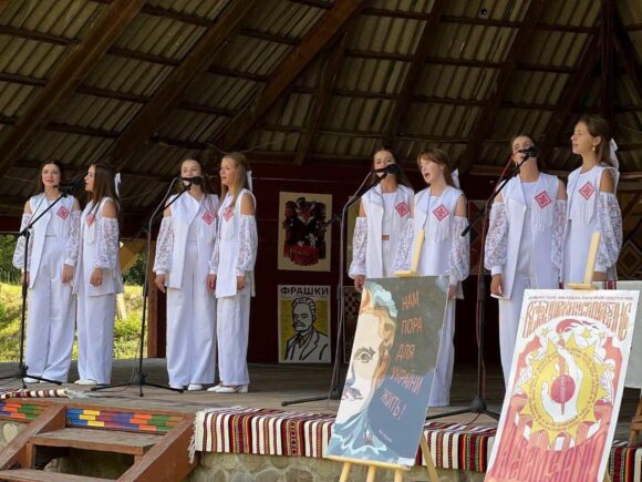 У Криворівні відбулася обласна мистецька акція «Лиш боротись – значить жить» У Криворівні відбулася обласна мистецька акція «Лиш боротись – значить жить»