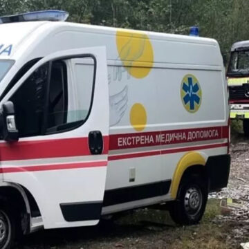У Маняві автомобіль екстреної медичної допомоги застряг на дорозі У Маняві автомобіль екстреної медичної допомоги застряг на дорозі