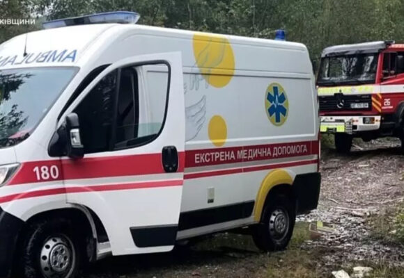 У Маняві автомобіль екстреної медичної допомоги застряг на дорозі