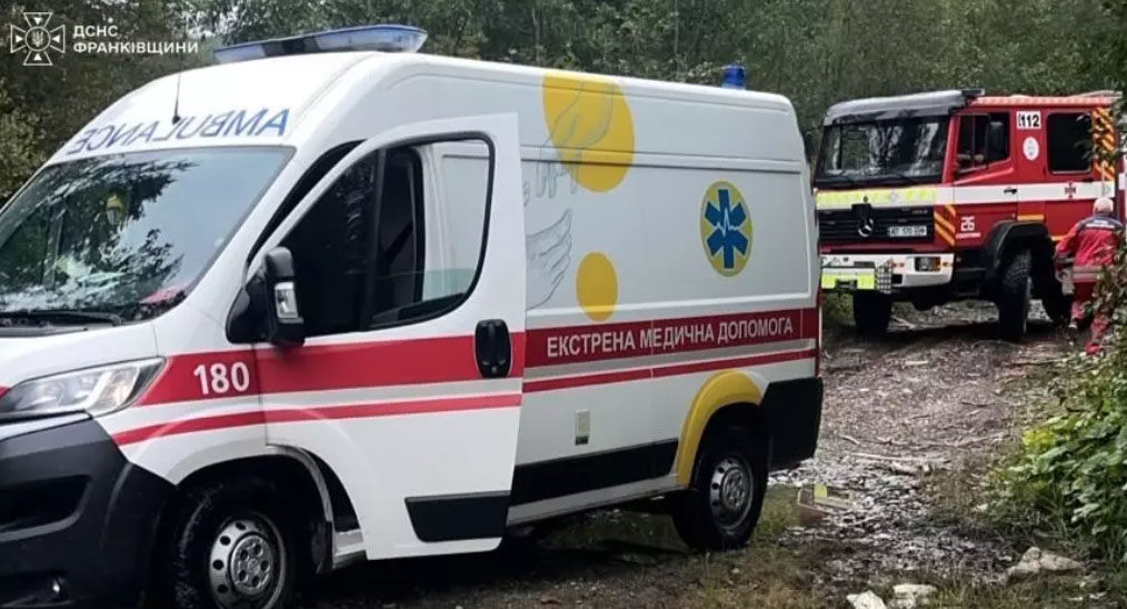 У Маняві автомобіль екстреної медичної допомоги застряг на дорозі У Маняві автомобіль екстреної медичної допомоги застряг на дорозі