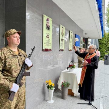 У Івано-Франківську відкрили та освятили пам’ятну дошку Захиснику України Євгену Тороусу У Івано-Франківську відкрили та освятили пам’ятну дошку Захиснику України Євгену Тороусу