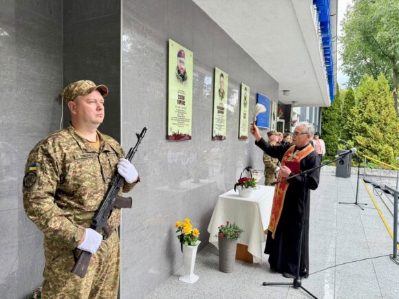 У Івано-Франківську відкрили та освятили пам’ятну дошку Захиснику України Євгену Тороусу У Івано-Франківську відкрили та освятили пам’ятну дошку Захиснику України Євгену Тороусу