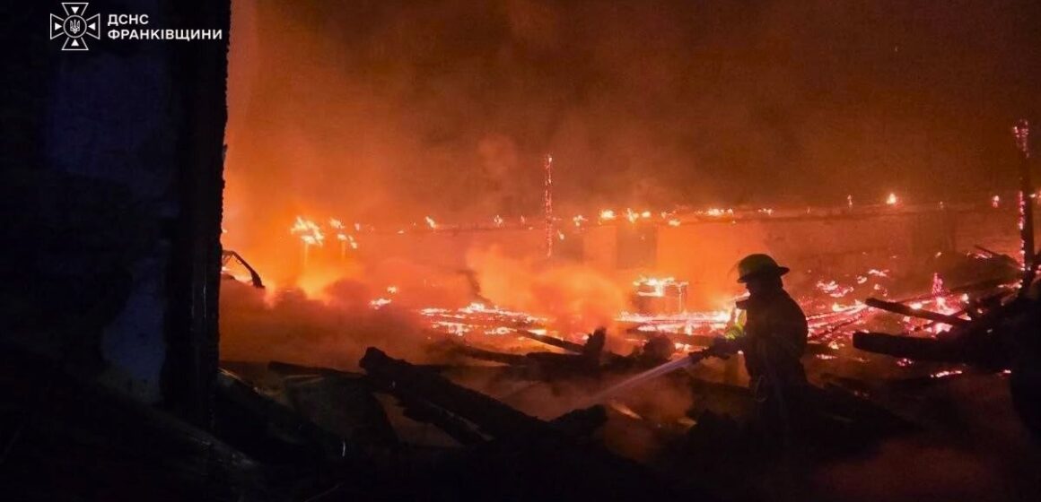 Рятувальники ліквідували пожежу складу у місті Надвірна