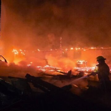 Рятувальники ліквідували пожежу складу у місті Надвірна