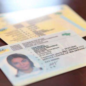 В’їхала у припарковане авто: на Тлумаччині жінку засудили за їзду з фальшивими правами