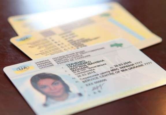 В’їхала у припарковане авто: на Тлумаччині жінку засудили за їзду з фальшивими правами