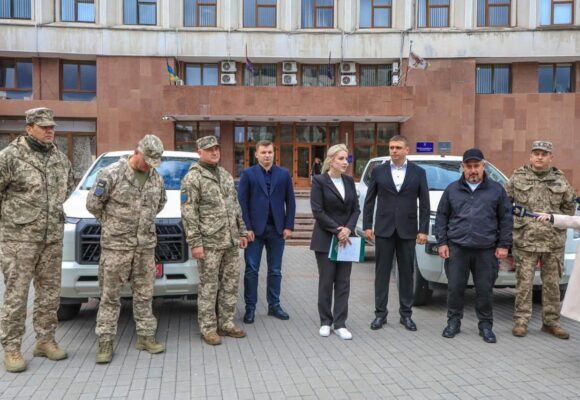 Дві нові автівки передали для мобільних вогневих груп протиповітряної оборони Прикарпаття