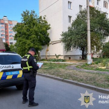 У Франківську чоловік випав з шостого поверху багатоповерхівки — він загинув на місці У Франківську чоловік випав з шостого поверху багатоповерхівки — він загинув на місці