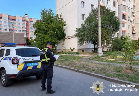 У Франківську чоловік випав з шостого поверху багатоповерхівки — він загинув на місці