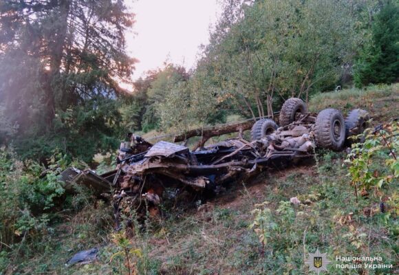 На Верховинщині перекинувся КАМАЗ із двома 6-річними дітьми: водій був напідпитку (ФОТО)