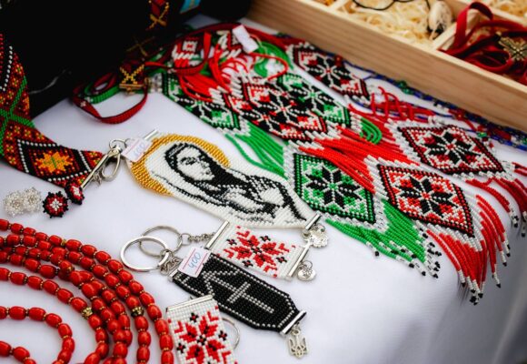 У межах Карпатського економічного форуму провели ярмарок ветеранського і крафтового бізнесу — близько 50 виробників з Прикарпаття