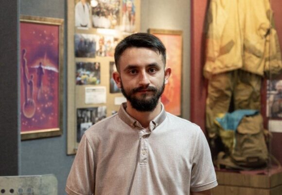 Після втрати руки на фронті працює у Музеї визвольної боротьби: історія ветерана Андрія Марковецького, який після втрати руки працює  (ФОТО)