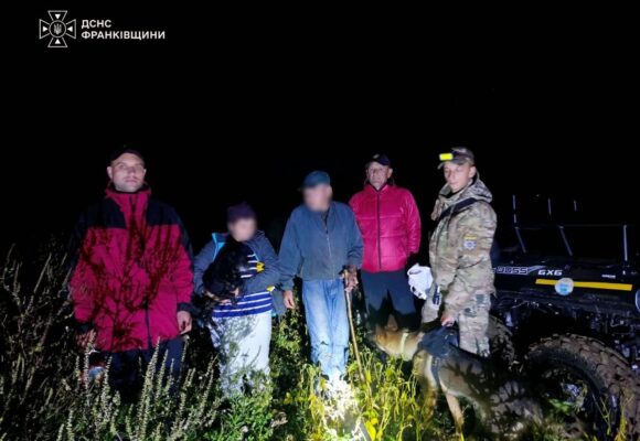 На Калущині рятувальники розшукали чоловіка, який заблукав у лісі
