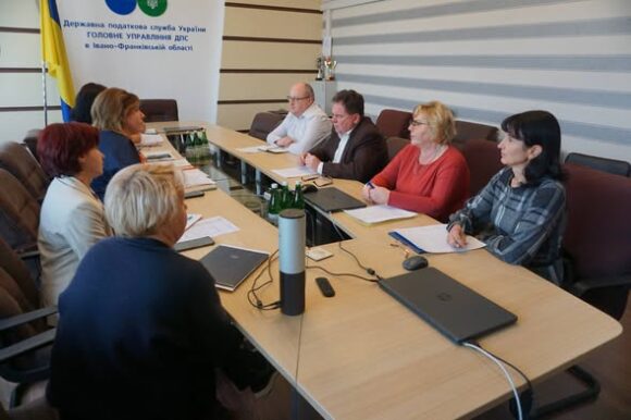 На Прикарпатті податкова служба та пенсійний фонд посилюють взаємодію щодо погашення недоїмки з єдиного внеску