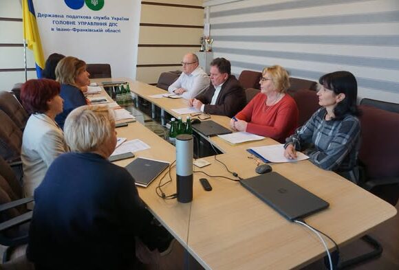 На Прикарпатті податкова служба та пенсійний фонд посилюють взаємодію щодо погашення недоїмки з єдиного внеску