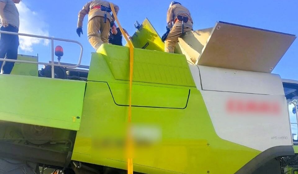 На Городенківщині під час роботи у полі загорівся комбайн