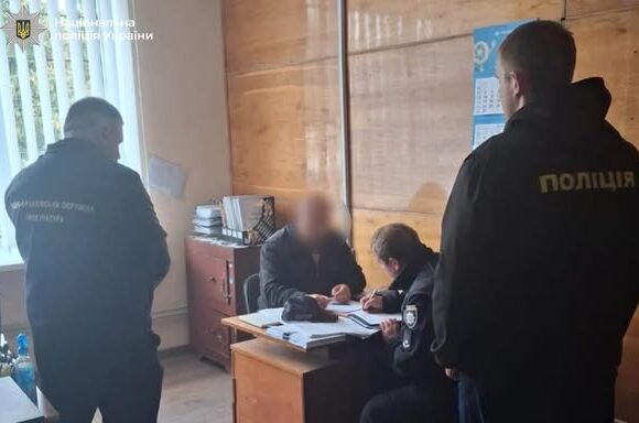 Понад 1,18 мільйона гривень збитків та забруднення земель на Тлумаччині: посадовцю селищної ради повідомили про підозру