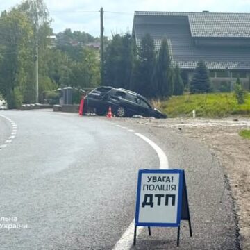 Поліцейські Івано-Франківщини встановлюють обставини двох ДТП, у яких травмувалися шестеро людей Поліцейські Івано-Франківщини встановлюють обставини двох ДТП, у яких травмувалися шестеро людей