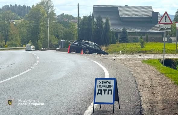 Поліцейські Івано-Франківщини встановлюють обставини двох ДТП, у яких травмувалися шестеро людей Поліцейські Івано-Франківщини встановлюють обставини двох ДТП, у яких травмувалися шестеро людей