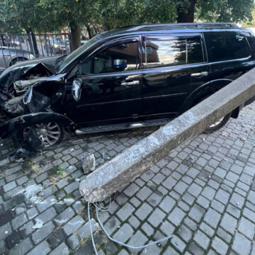 У Івано-Франківську водій у стані спʼяніння вʼїхав у електроопору У Івано-Франківську водій у стані спʼяніння вʼїхав у електроопору