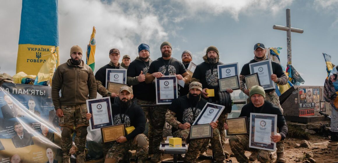 Тисячу жимів на Говерлі: бійці «Сафарі» встановили світовий рекорд у пам’ять про полеглих побратимів (ФОТО) Тисячу жимів на Говерлі: бійці «Сафарі» встановили світовий рекорд у пам’ять про полеглих побратимів (ФОТО)